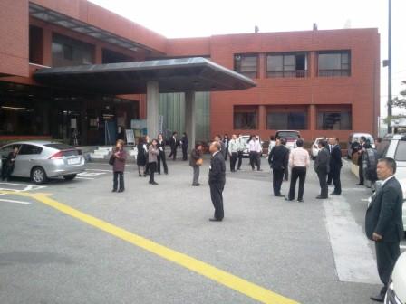 2011年3月11日庁舎外へ出る人たち