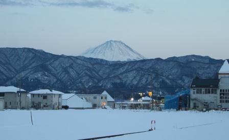 図書館裏駐車場からの富士山