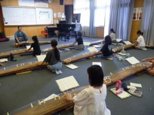 押杜っ子CLUB和楽器・琴の講座に参加する押原小の児童