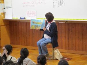 学びボランティアの読み聞かせに耳を傾ける西条小の児童