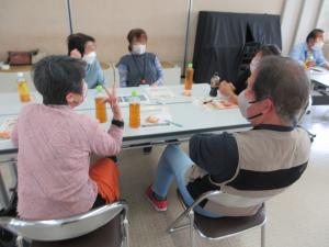 ５人で会話している写真
